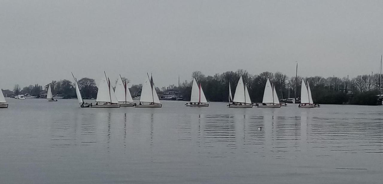 B&B Aan Het Water Earnewald Bagian luar foto